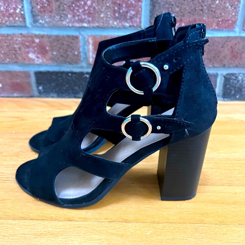 Elegant Black Heeled Sandals
Apt. 9…. 4” chunk heel with zipper in back